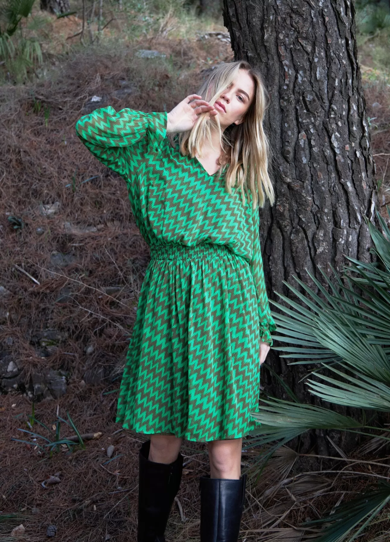 Robe Élégante Copenhagen Dame Coster avec Motif Ikat Dynamique en Zigzag - Style Bohème et Moderne
